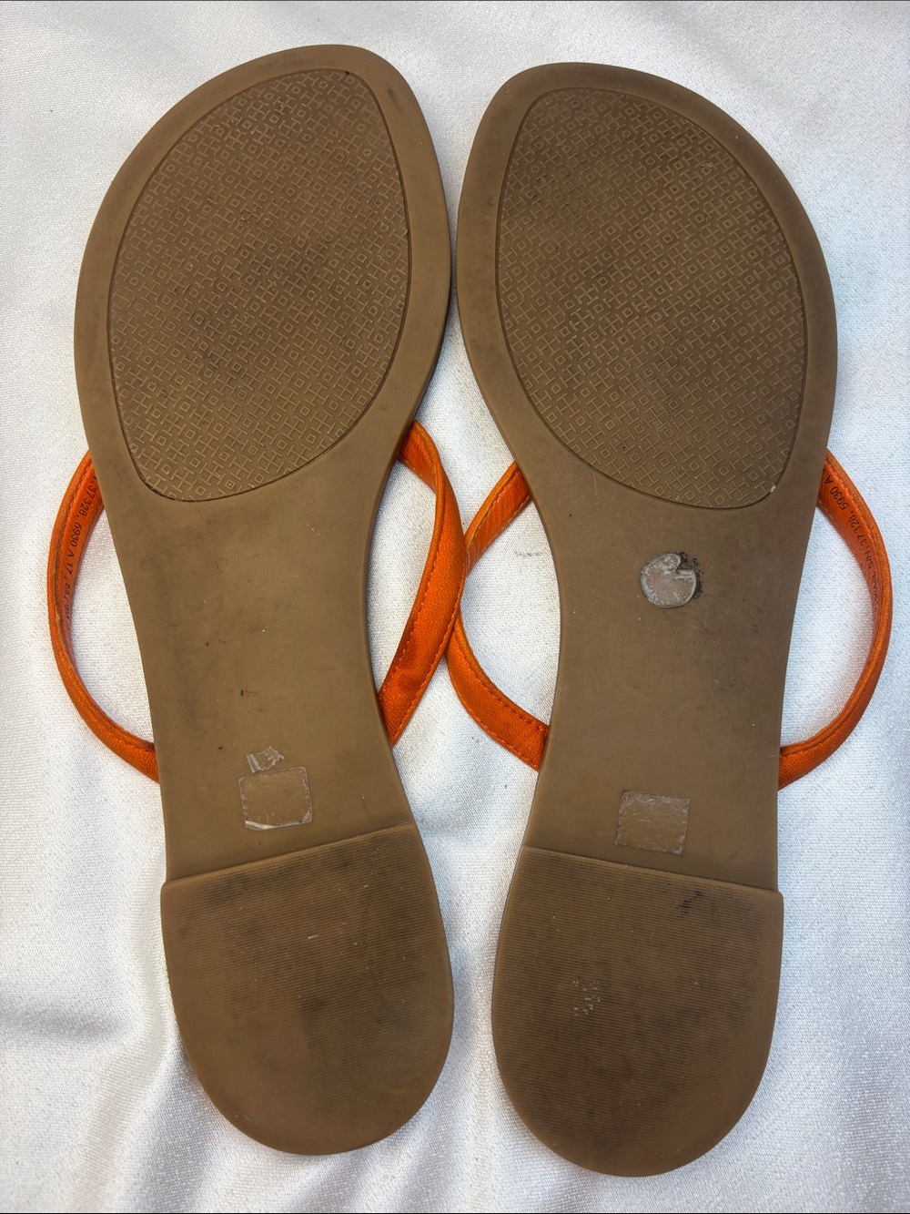 Tory Burch Orange Leather Thong Sandals with Gold Logo - Picture 7 of 7